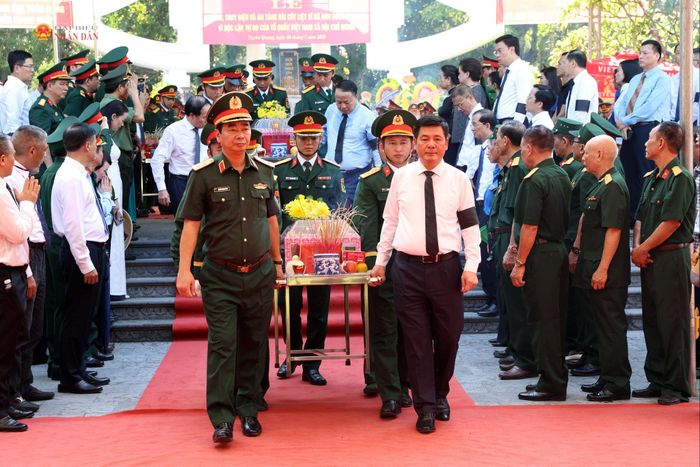 Phó Chủ tịch Quốc hội Nguyễn Hồng Diên và các đại biểu đưa hài cốt các Anh hùng liệt sĩ về nơi an nghỉ tại Nghĩa trang Liệt sĩ Quốc gia Vị Xuyên