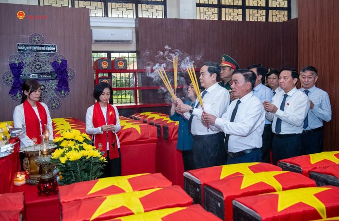 Chủ tịch Quốc hội Trần Thanh Mẫn, Thường trực Ban Bí thư Trần Cẩm Tú và các đại biểu dâng hương tại Nhà quàn hài cốt liệt sĩ