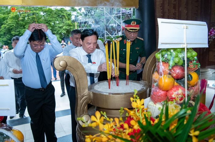 Phó Chủ tịch Quốc hội Nguyễn Khắc Định dâng hương tưởng niệm các Anh hùng liệt sĩ