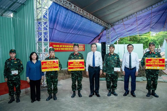 Chủ tịch Quốc hội Trần Thanh Mẫn, Thường trực Ban Bí thư Trần Cẩm Tú, Chủ tịch Ủy ban Trung ương MTTQ Việt Nam Bùi Thị Minh Hoài tặng quà cho các lực lượng làm nhiệm vụ tìm kiếm, quy tập hài cốt liệt sĩ và xác định danh tính hài cốt liệt sĩ tại công viên Lê Thị Riêng