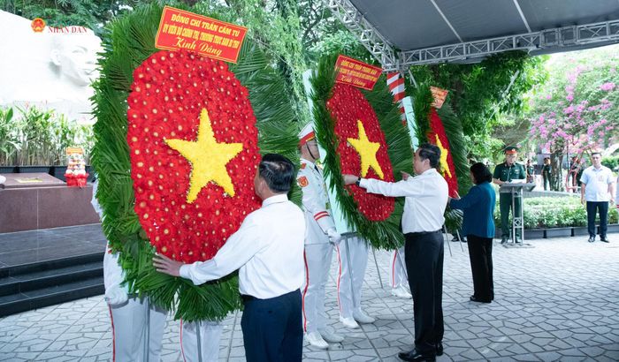 Chủ tịch Quốc hội Trần Thanh Mẫn, Thường trực Ban Bí thư Trần Cẩm Tú, Chủ tịch Ủy ban Trung ương MTTQ Việt Nam Bùi Thị Minh Hoài dâng hoa tưởng niệm cố Tổng Bí thư Trần Phú