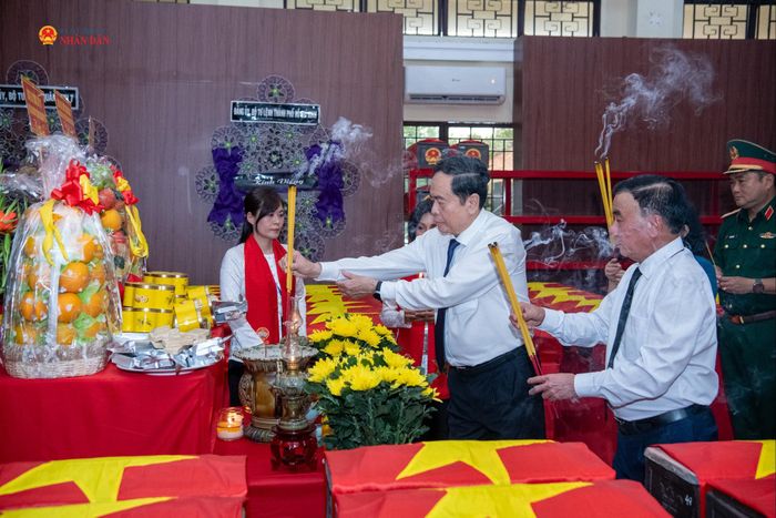 Chủ tịch Quốc hội Trần Thanh Mẫn, Thường trực Ban Bí thư Trần Cẩm Tú và các đại biểu dâng hương tại Nhà quàn hài cốt liệt sĩ