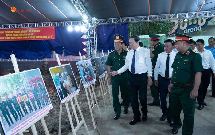 Chủ tịch Quốc hội Trần Thanh Mẫn nghe báo cáo công tác tìm kiếm, quy tập hài cốt các Anh hùng liệt sĩ tại công viên Lê Thị Riêng