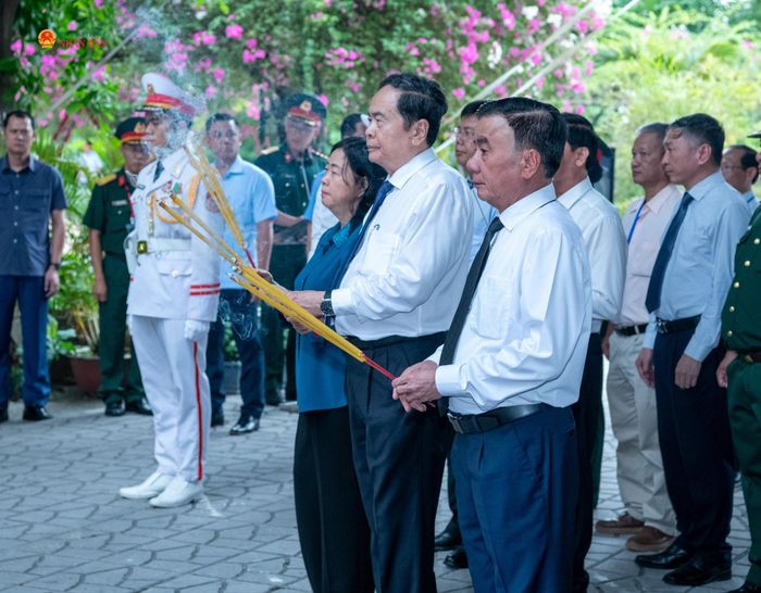 Chủ tịch Quốc hội Trần Thanh Mẫn, Thường trực Ban Bí thư Trần Cẩm Tú và các đại biểu dâng hương tưởng niệm cố Tổng Bí thư Trần Phú