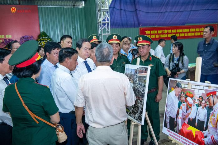 Chủ tịch Quốc hội Trần Thanh Mẫn nghe báo cáo công tác tìm kiếm, quy tập hài cốt các Anh hùng liệt sĩ tại công viên Lê Thị Riêng