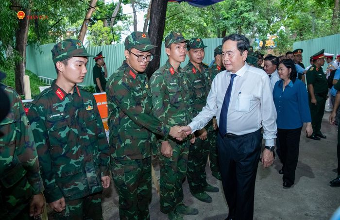 Chủ tịch Quốc hội Trần Thanh Mẫn thăm hỏi các lực lượng làm nhiệm vụ tìm kiếm, quy tập hài cốt liệt sĩ và xác định danh tính hài cốt liệt sĩ tại công viên Lê Thị Riêng