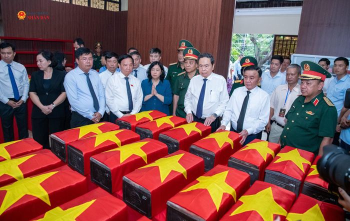 Chủ tịch Quốc hội Trần Thanh Mẫn và các đại biểu tại Nhà quàn hài cốt liệt sĩ
