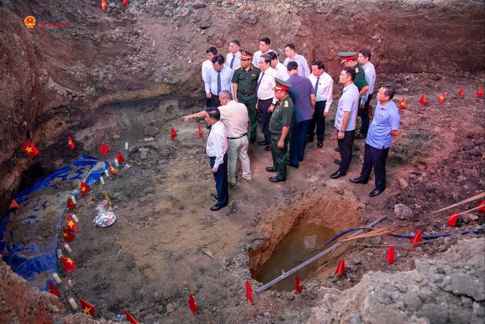 Chủ tịch Quốc hội Trần Thanh Mẫn kiểm tra tại vị trí tìm kiếm, quy tập hài cốt liệt sĩ và xác định danh tính hài cốt liệt sĩ tại công viên Lê Thị Riêng