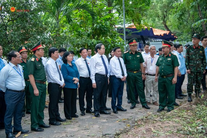 Chủ tịch Quốc hội Trần Thanh Mẫn nghe báo cáo công tác tìm kiếm, quy tập hài cốt các Anh hùng liệt sĩ tại công viên Lê Thị Riêng