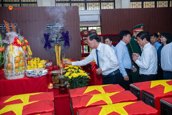 Chủ nhiệm Ủy ban Kinh tế và Tài chính Phan Văn Mãi dâng hương tại Nhà quàn hài cốt liệt sĩ