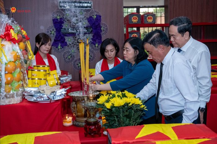 Chủ tịch Ủy ban Trung ương MTTQ Việt Nam Bùi Thị Minh Hoài dâng hương tại Nhà quàn hài cốt liệt sĩ