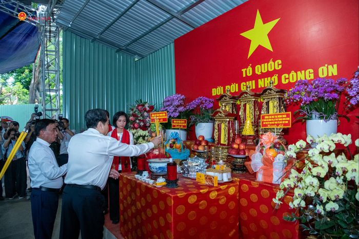Chủ tịch Quốc hội Trần Thanh Mẫn, Thường trực Ban Bí thư Trần Cẩm Tú dâng hương tưởng niệm các Anh hùng liệt sĩ tại khu vực tìm kiếm, quy tập hài cốt liệt sĩ