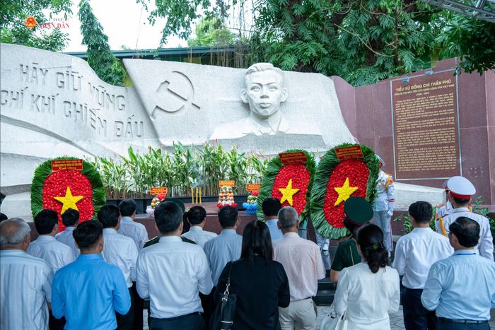 Các đại biểu dâng hương, dâng hoa tại tượng đài cố Tổng Bí thư Trần Phú