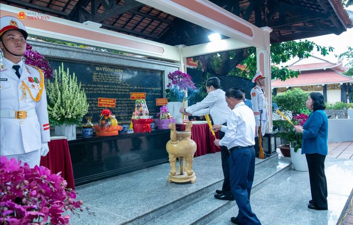 Chủ tịch Quốc hội Trần Thanh Mẫn, Thường trực Ban Bí thư Trần Cẩm Tú và các đại biểu dâng hương tại Nhà bia ghi danh liệt sỹ Quận 10