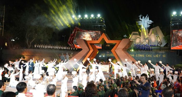 Chương trình nghệ thuật cầu truyền hình đặc biệt "Sao sáng dẫn đường"