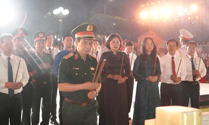 Phó Thủ tướng, Bộ trưởng Bộ Quốc phòng, Đại tướng Phan Văn Giang; Phó Chủ tịch Quốc hội Nguyễn Thị Hồng và các đại biểu dâng hương tri ân các Anh hùng liệt sĩ tại Nghĩa trang Liệt sĩ quốc gia Đường 9