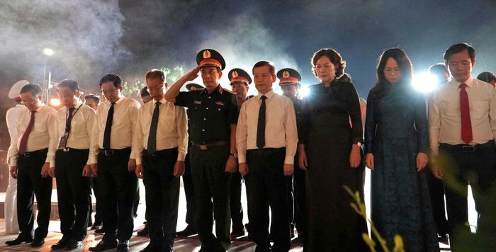Phó Thủ tướng, Bộ trưởng Bộ Quốc phòng, Đại tướng Phan Văn Giang; Phó Chủ tịch Quốc hội Nguyễn Thị Hồng và các đại biểu tri ân các Anh hùng liệt sĩ tại Nghĩa trang Liệt sĩ quốc gia Đường 9