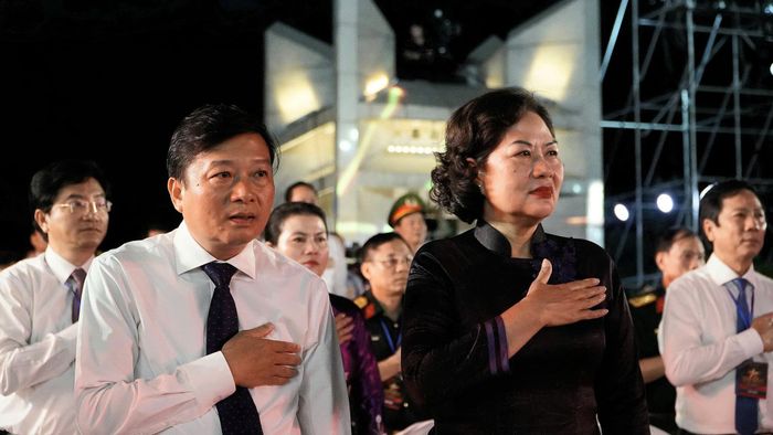 Các đại biểu dự Chương trình Cầu truyền hình "Sao sáng dẫn đường" tại Nghĩa trang Liệt sĩ quốc gia Đường 9, Quảng Trị