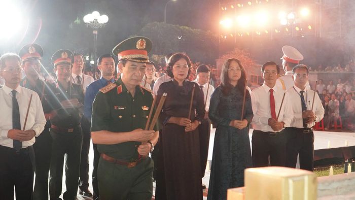 Phó Thủ tướng, Bộ trưởng Bộ Quốc phòng, Đại tướng Phan Văn Giang; Phó Chủ tịch Quốc hội Nguyễn Thị Hồng và các đại biểu dâng hương tri ân các Anh hùng liệt sĩ tại Nghĩa trang Liệt sĩ quốc gia Đường 9