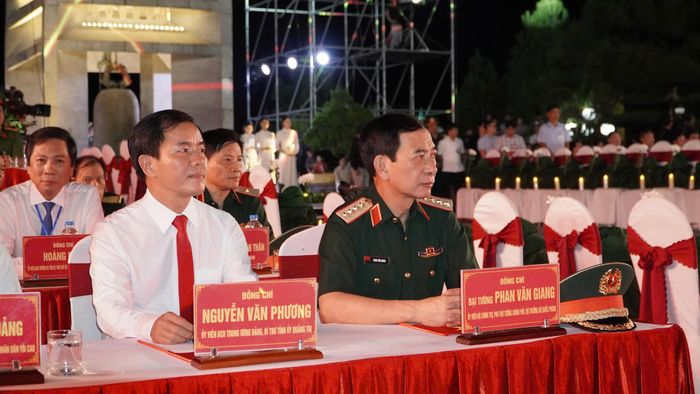 Phó Thủ tướng, Bộ trưởng Bộ Quốc phòng, Đại tướng Phan Văn Giang dự Chương trình Cầu truyền hình "Sao sáng dẫn đường" tại Nghĩa trang Liệt sĩ quốc gia Đường 9, Quảng Trị