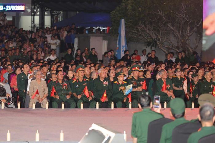 Các đại biểu dự Chương trình Cầu truyền hình "Sao sáng dẫn đường" tại Nghĩa trang Liệt sĩ quốc gia Đường 9, Quảng Trị