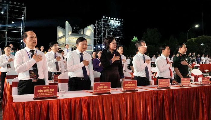 Các đại biểu dự Chương trình Cầu truyền hình "Sao sáng dẫn đường" tại Nghĩa trang Liệt sĩ quốc gia Đường 9, Quảng Trị