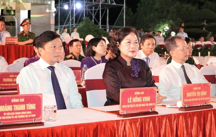 Phó Chủ tịch Quốc hội Nguyễn Thị Hồng dự Chương trình Cầu truyền hình "Sao sáng dẫn đường" tại Nghĩa trang Liệt sĩ quốc gia Đường 9, Quảng Trị