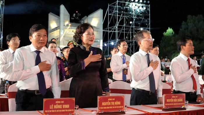 Các đại biểu dự Chương trình Cầu truyền hình "Sao sáng dẫn đường" tại Nghĩa trang Liệt sĩ quốc gia Đường 9, Quảng Trị
