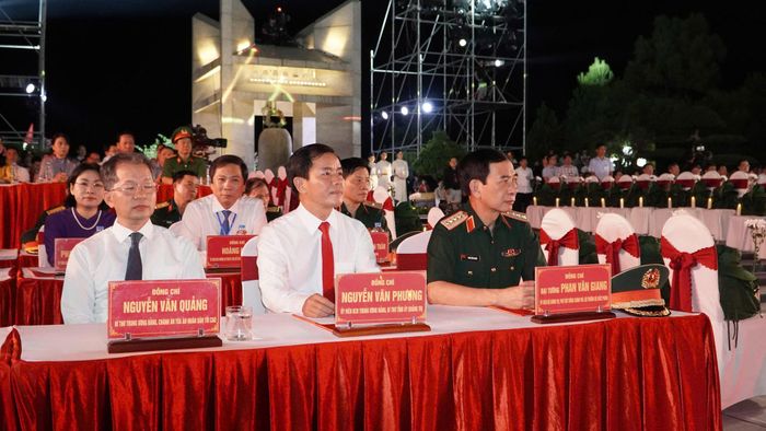 Các đại biểu dự Chương trình Cầu truyền hình "Sao sáng dẫn đường" tại Nghĩa trang Liệt sĩ quốc gia Đường 9, Quảng Trị
