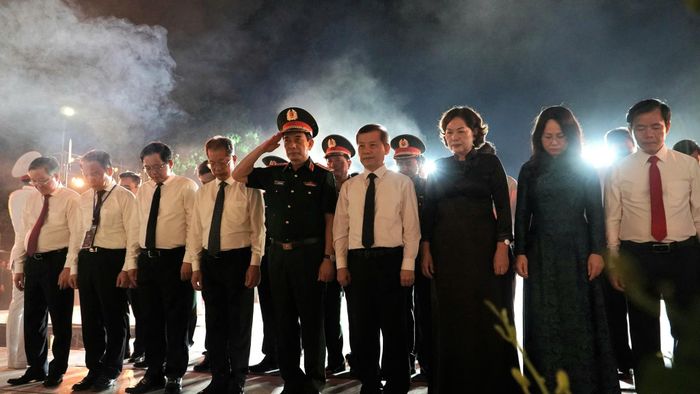 Phó Thủ tướng, Bộ trưởng Bộ Quốc phòng, Đại tướng Phan Văn Giang; Phó Chủ tịch Quốc hội Nguyễn Thị Hồng và các đại biểu tri ân các Anh hùng liệt sĩ tại Nghĩa trang Liệt sĩ quốc gia Đường 9
