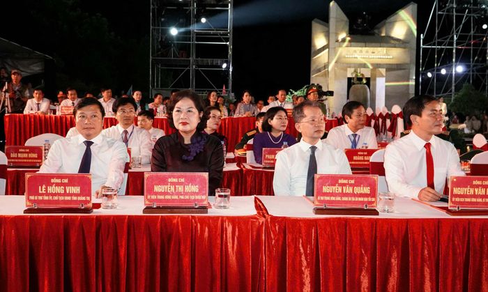 Các đại biểu dự Chương trình Cầu truyền hình "Sao sáng dẫn đường" tại Nghĩa trang Liệt sĩ quốc gia Đường 9, Quảng Trị