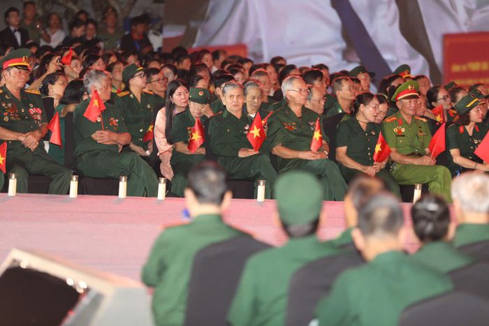 Các đại biểu dự Chương trình Cầu truyền hình "Sao sáng dẫn đường" tại Nghĩa trang Liệt sĩ quốc gia Đường 9, Quảng Trị