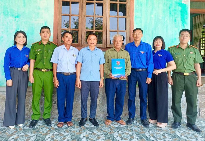 Các cơ sở Đoàn trên toàn tỉnh Hà Tĩnh còn tổ chức nhiều hoạt động thiết thực như thăm hỏi, trao quà tri ân, dọn dẹp nhà cửa, chỉnh trang vườn tược, chăm sóc cảnh quan tại các gia đình chính sách
