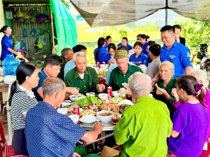 Ngồi bên mâm cơm, các đoàn viên được lắng nghe ký ức về một thời khói lửa, về những người cha, người chồng, người con đã mãi mãi nằm lại nơi chiến trường để đổi lấy cuộc sống hòa bình hôm nay