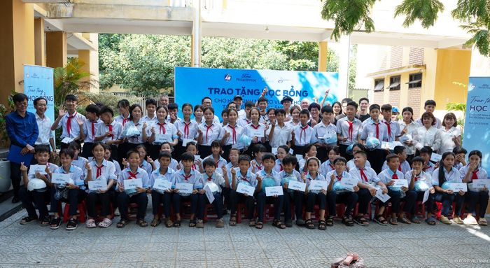 Ford trao tặng 67 suất học bổng và mũ bảo hiểm cho học sinh Trường THCS Lăng Cô (Thành phố Huế) và phối hợp cùng các câu lạc bộ triển khai các hoạt động hướng về địa phương. Nguồn: Ford Việt Nam.
