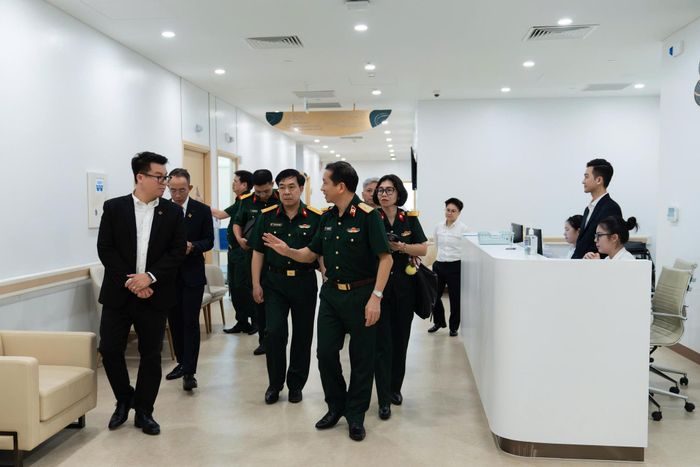 Các đại biểu đi tham quan cơ sở vật chất của Bệnh viện Mặt trời Phú Quốc.