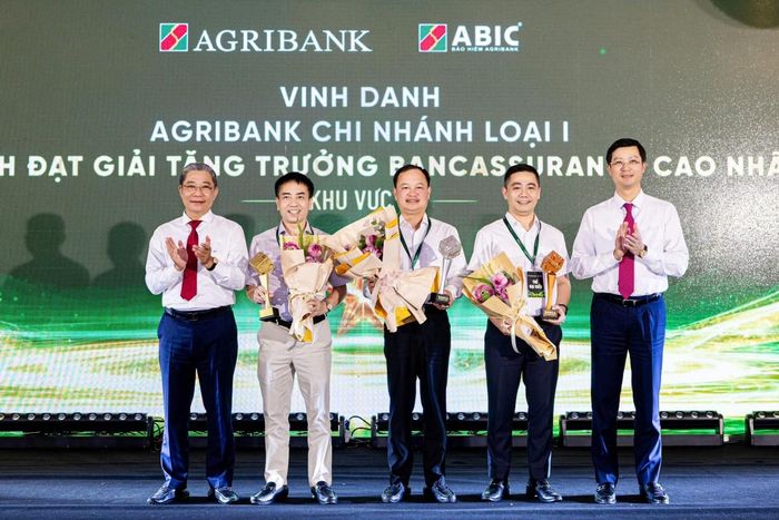 Ông Đỗ Đức Thành – Phó Tổng Giám đốc Agribank và ông Nguyễn Tiến Hải – Chủ tịch HĐQT ABIC trao giải thưởng cho chi nhánh Agribank đạt giải tăng trưởng Bancassurance cao nhất