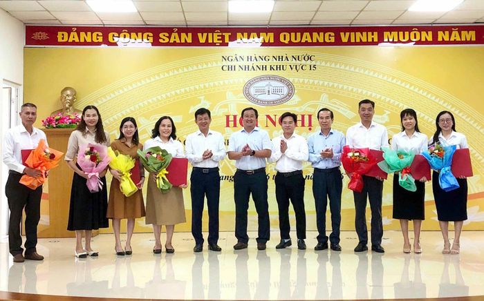 Các Trưởng phòng và Phó Trưởng phòng nhận quyết định bổ nhiệm chức vụ của Thống đốc NHNN - Ảnh: NHNN khu vực 15