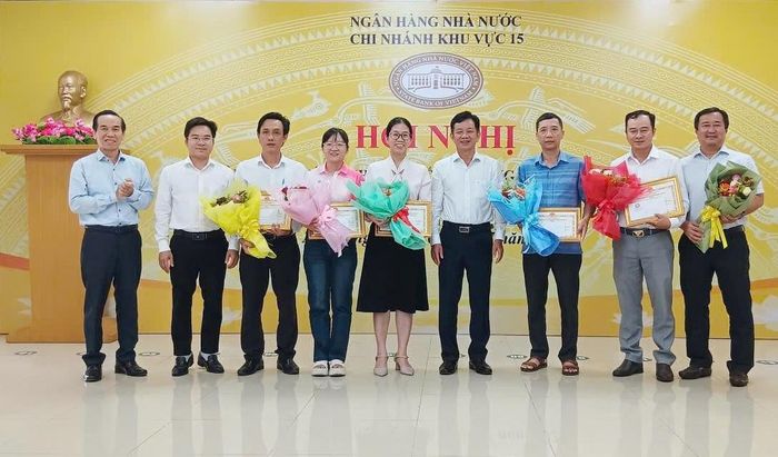 Giám đốc NHNN khu vực trao giải Cuộc thi đổi mới sáng tạo và chuyển đổi số năm 2025 - Ảnh: NHNN khu vực 15