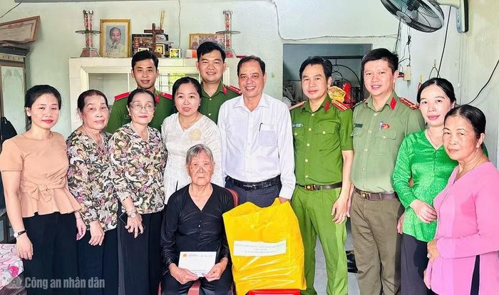 Chi đoàn Công an xã Trường Long dâng hương, dâng hoa tại Khu di tích Lịch sử - Văn hóa Chiến thắng Ông Hào và thăm hỏi, tặng quà người có công với cách mạng trên địa bàn.
