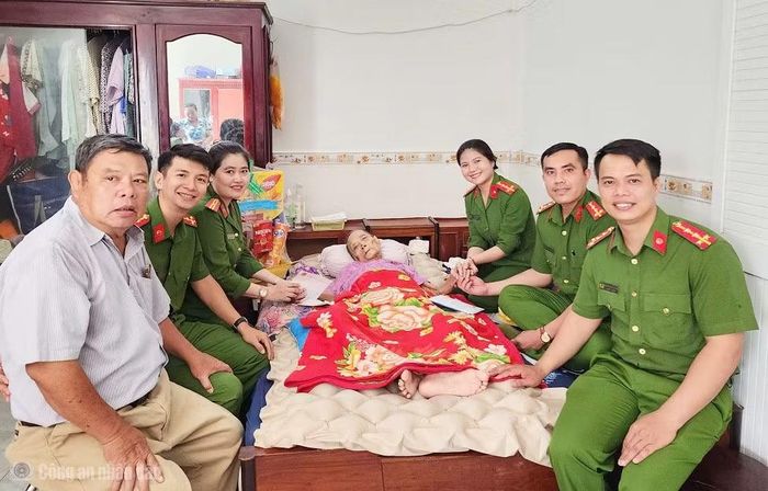 Chi đoàn Phòng CSĐTTP về ma túy CATP Cần Thơ thăm hỏi, tặng quà các gia đình chính sách trên địa bàn.