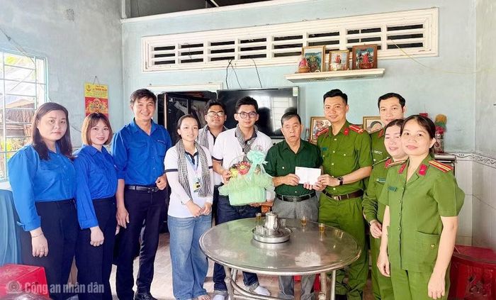 Tuổi trẻ Công an xã Thạnh Thới An thăm hỏi, tặng quà Mẹ Việt Nam Anh hùng và cựu thanh niên xung phong.