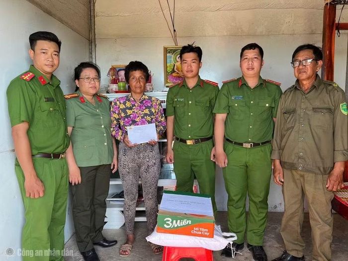 Tuổi trẻ Công an phường Vĩnh Phước thăm hỏi, tặng quà các gia đình chính sách trên địa bàn.