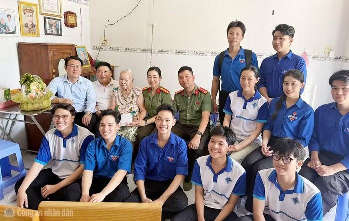 Chi đoàn ghép Phòng An ninh nội địa và Phòng An ninh đối ngoại CATP phối hợp tổ chức thăm hỏi, tặng quà Mẹ Việt Nam Anh hùng Huỳnh Thị Lành.