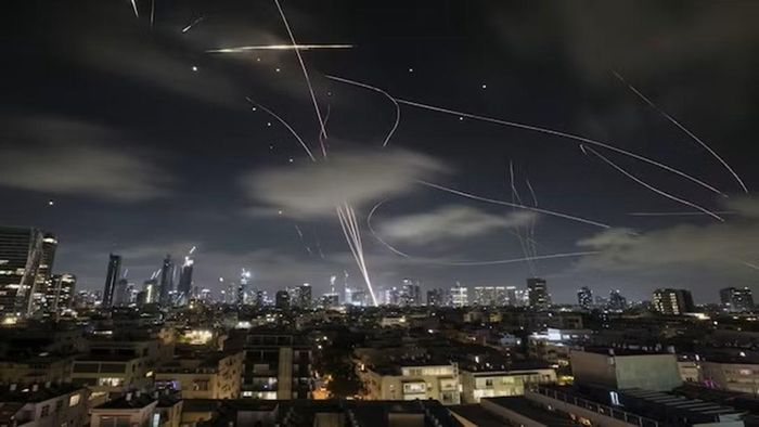 Hệ thống phòng không Qatar đánh chặn các tên lửa và drone của Iran. Ảnh: CNBC