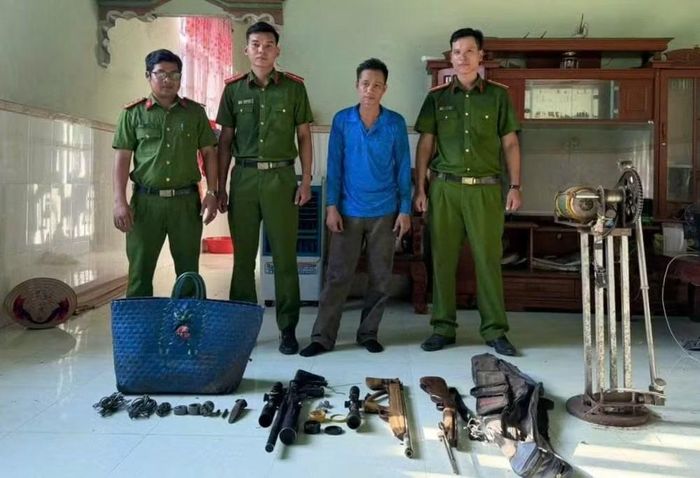 bắt giữ chủ lò rèn tàng trữ vũ khí quân dụng và chế tạo súng.
