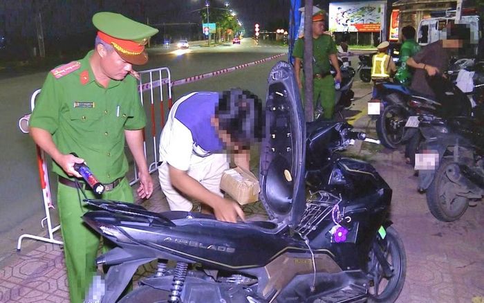 Công an kiểm tra phương tiện của những người vi phạm trong đêm.
