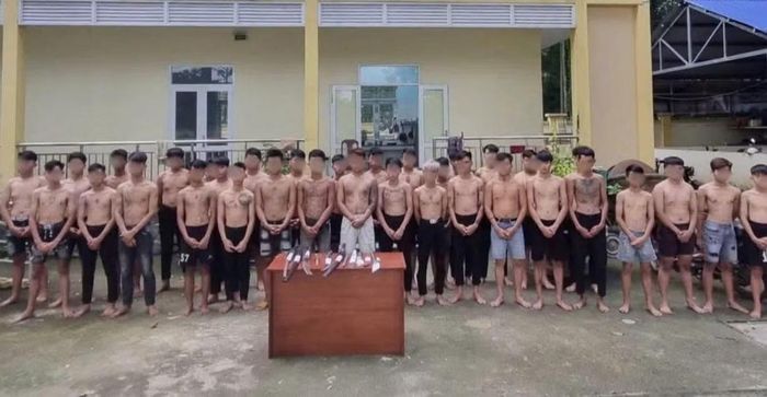 Nhóm thanh, thiếu niên tụ tập gây rối cùng số hung khí bị bắt giữ, đưa về trụ sở Công an.
