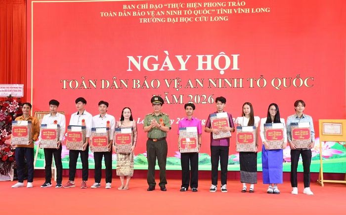 Thiếu tướng Nguyễn Thanh Hải, Giám đốc Công an tỉnh Vĩnh Long trao quà, tặng các lưu học sinh tại Trường Đại học Cửu Long.