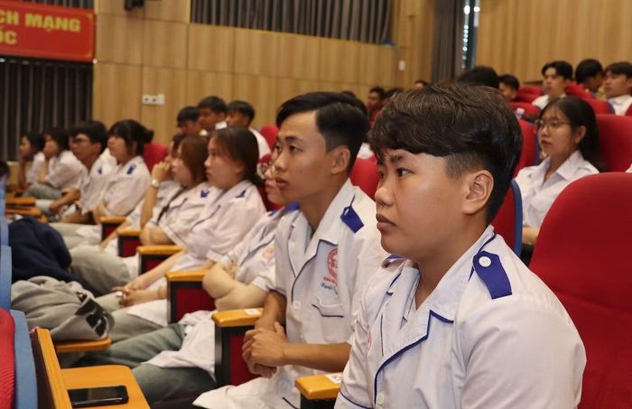 Ngày hội toàn dân bảo vệ ANTQ thu hút đông đảo sinh viên tham gia.